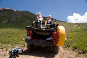 Carlye and Alyssa eating lunch on the Rubicon